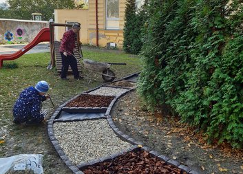 Příprava bosého chodníčku