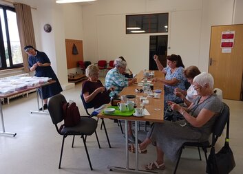 Srpen v setkávání seniorů SPOLU byl plný pohybu, poznávání i tvoření
