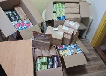 Podpora pro rodiny v nouzi: balíčky hygienických potřeb od organizace Sola pomáhá
