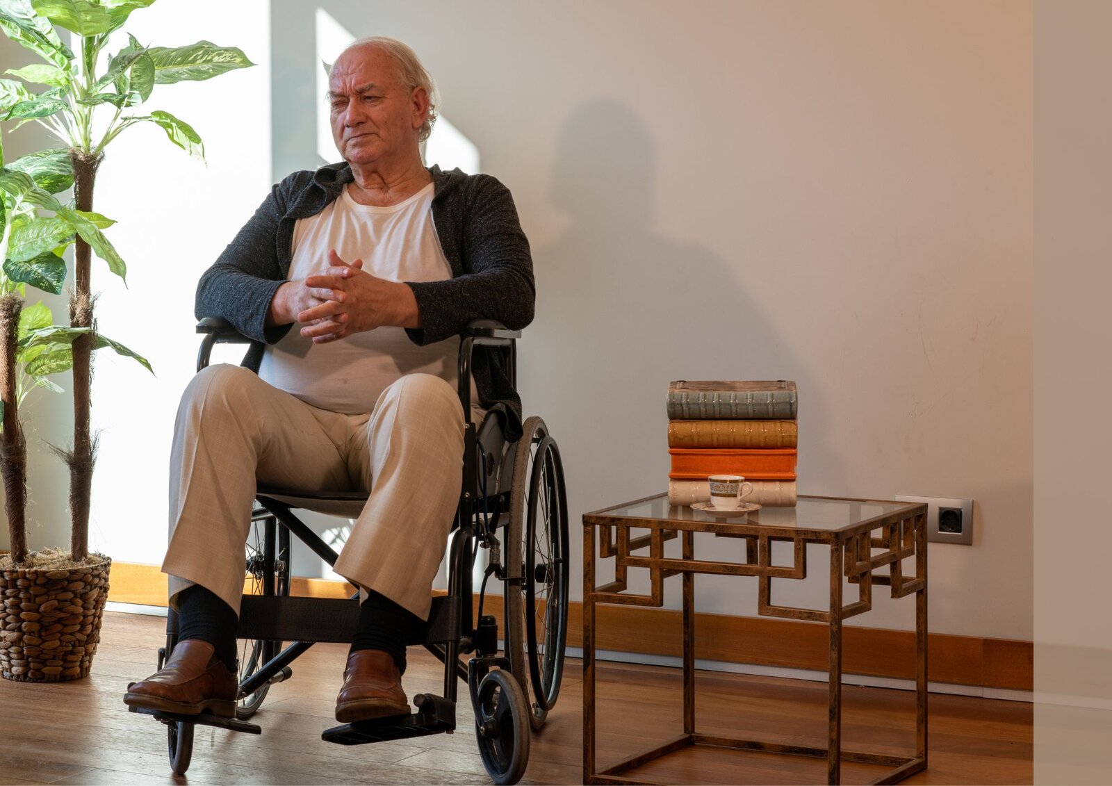 Příběh pana Jana Pan Jan žil se svou manželkou více než 60 let. Ve vyšším věku se jeho zdravotní stav začal měnit – přibývalo zapomínání, ztráta orientace i potřeba každodenní pomoci. Jeho manželk(1)