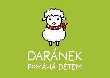 Daránek přinesl dětem radost. Na zahradě azylového domu stojí nový domeček na hraní